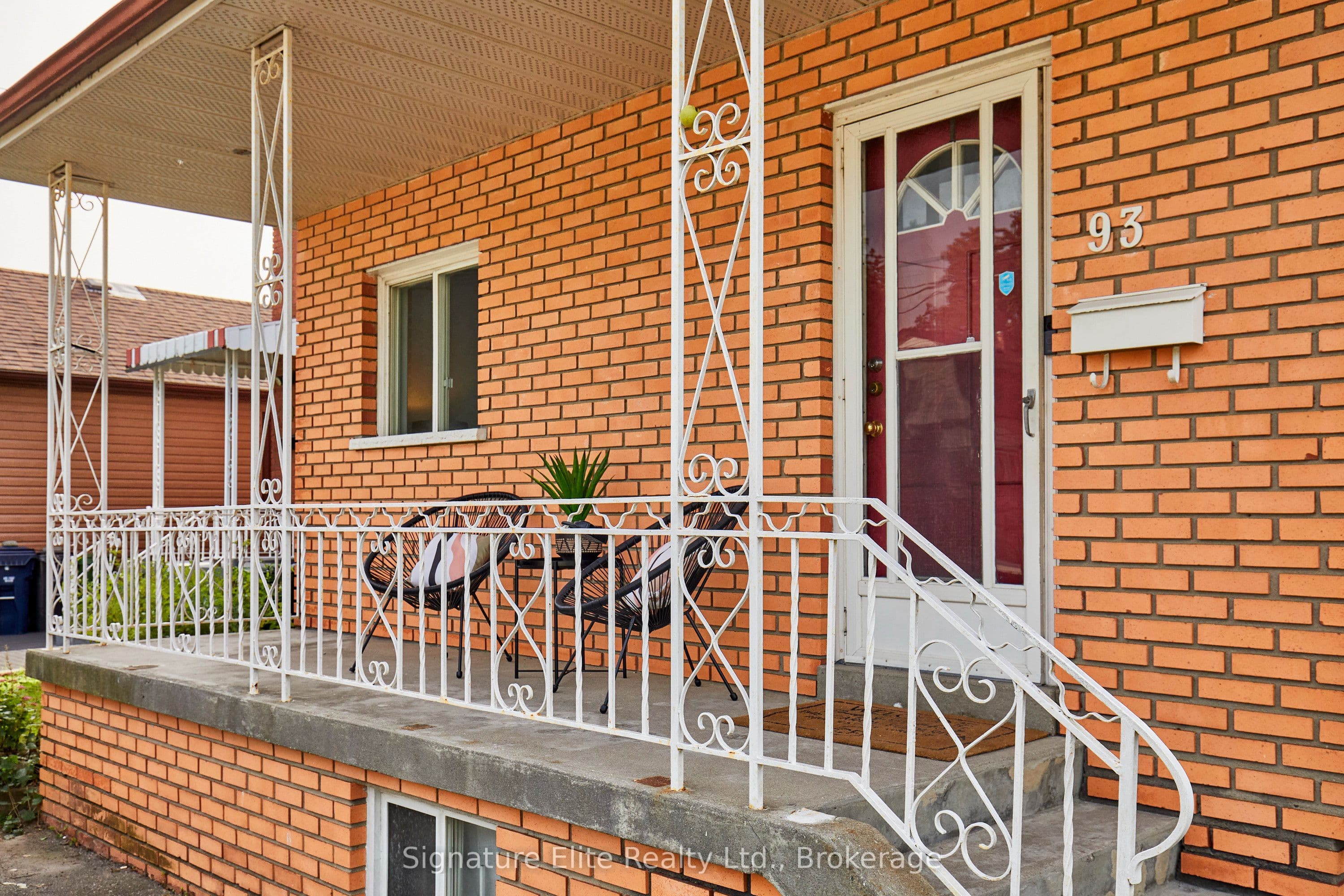 93 Pinegrove Avenue, Toronto, ON M1N 2G3