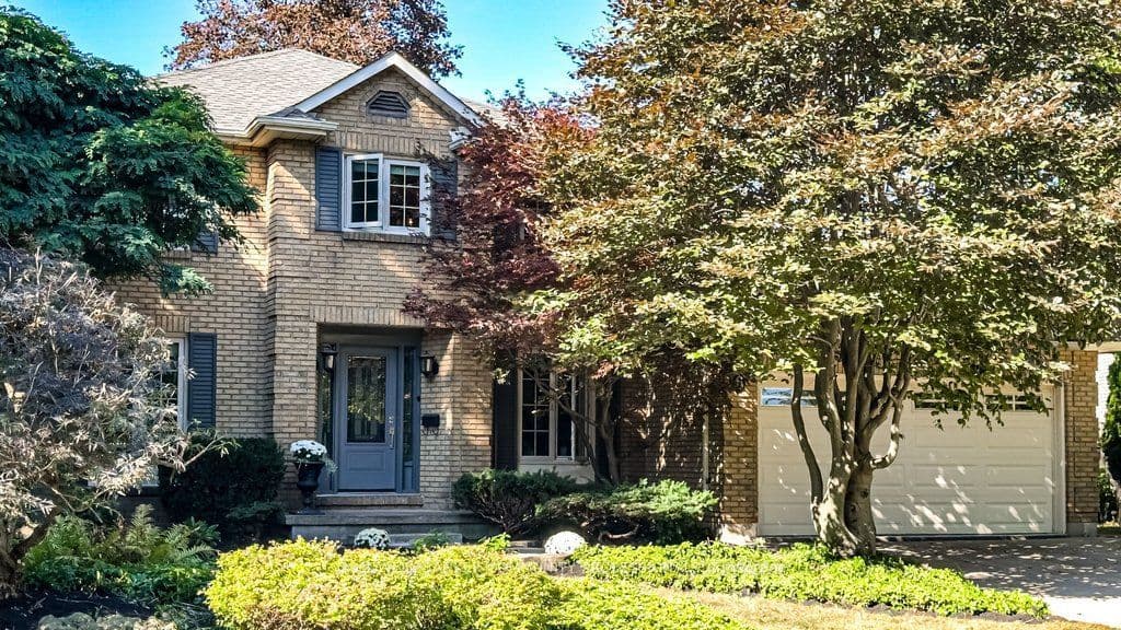 6 Cottonwood Court, Hamilton, ON L9G 3W1