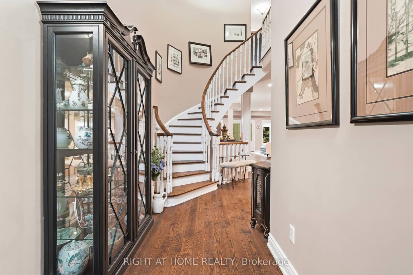 2121 Pinevalley Crescent, Oakville, ON L6H 6L7