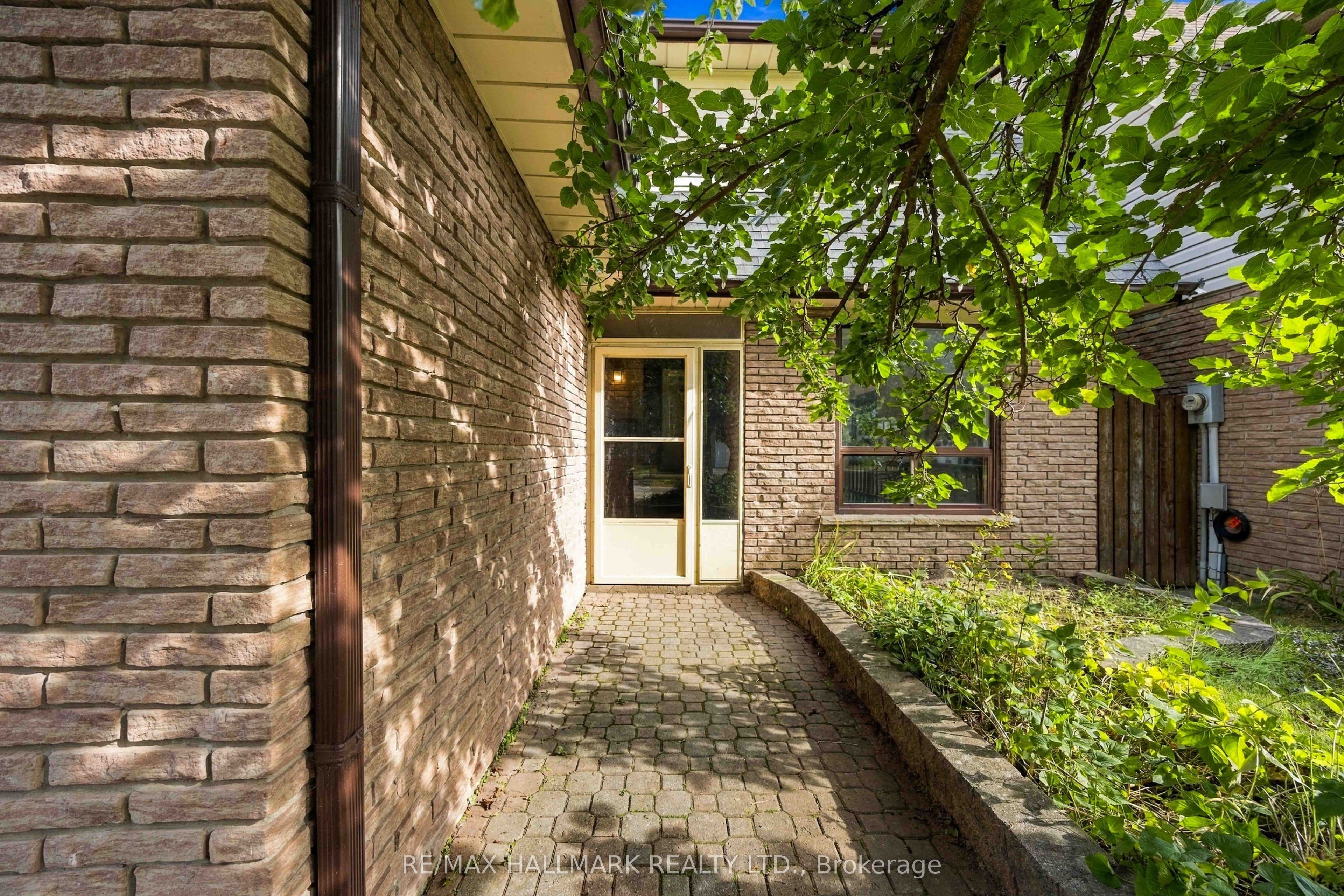 516 Creekview Circle, Pickering, ON L1W 2Z6