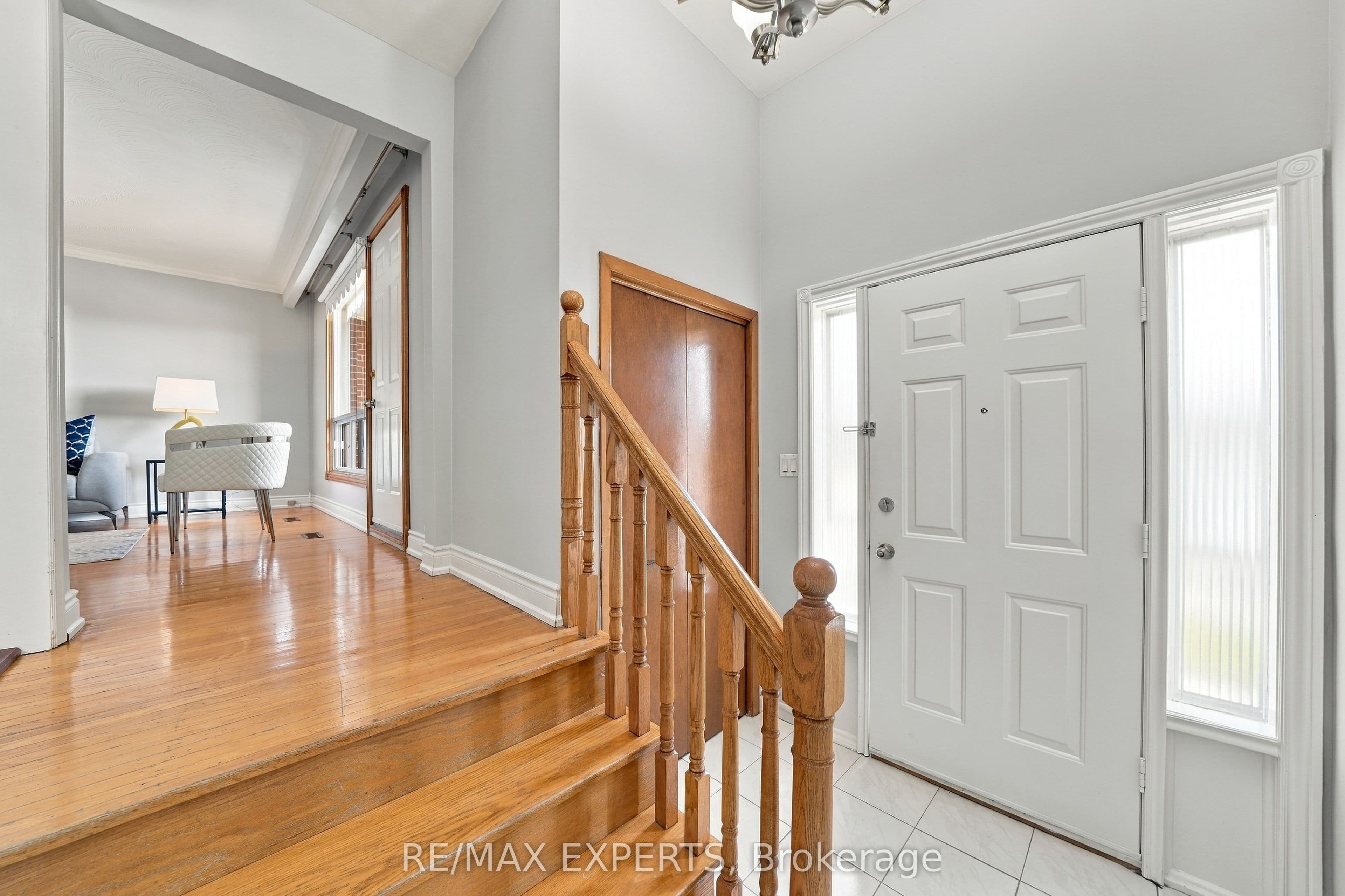 12 Paradelle Crescent, Toronto, ON M3N 1E4
