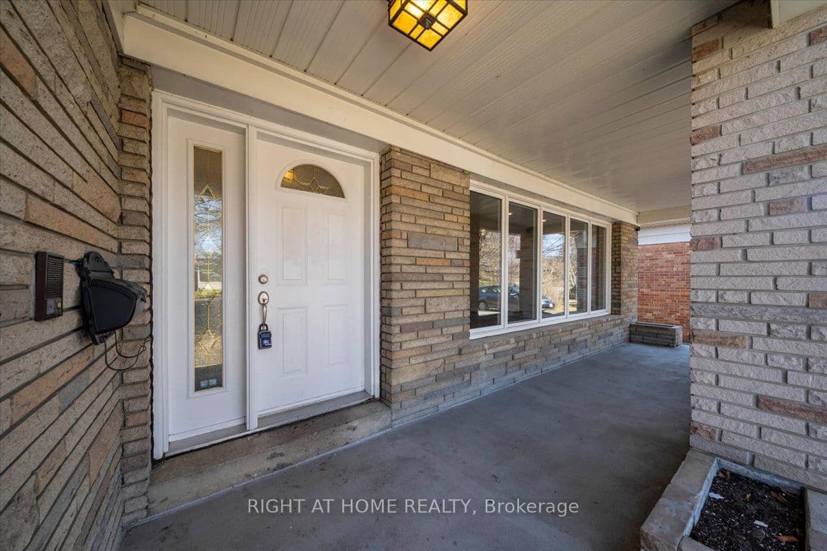 23 Christine Crescent, Toronto, ON M2R 1A4