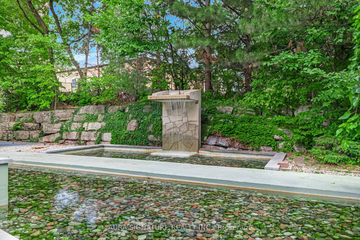 3 Hickory Tree Road 1010, Toronto, ON M9N 3W5