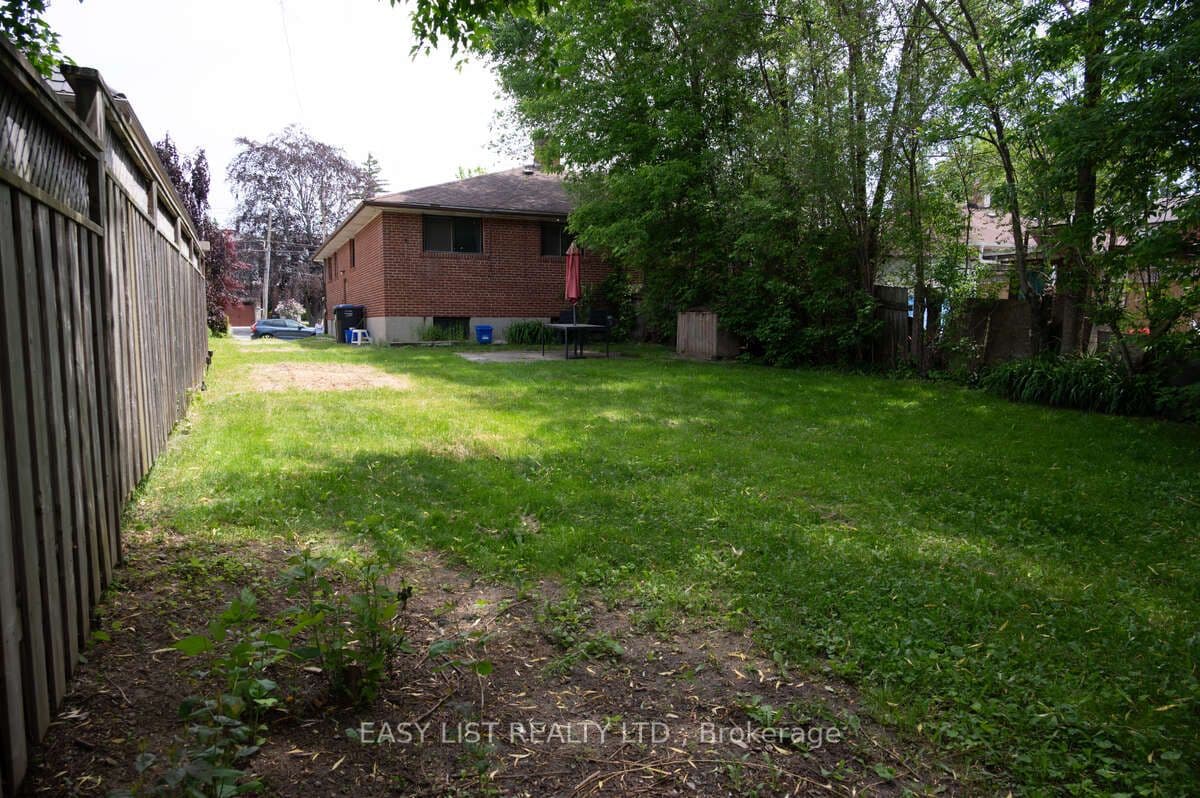 1574 Northmount Avenue, Mississauga, ON L5E 1Z1