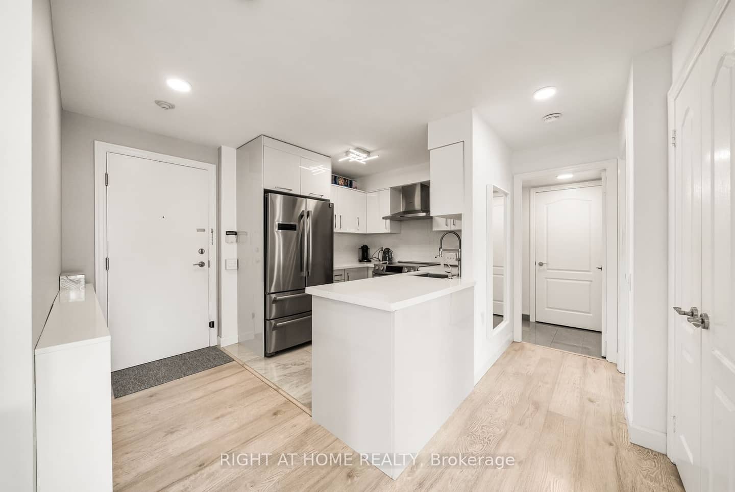 21 Hillcrest Avenue 901, Toronto, ON M2N 7K2