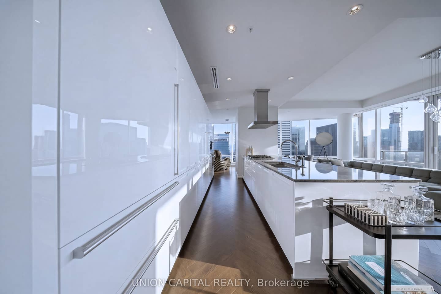 180 University Avenue 5508, Toronto, ON M5H 0A2