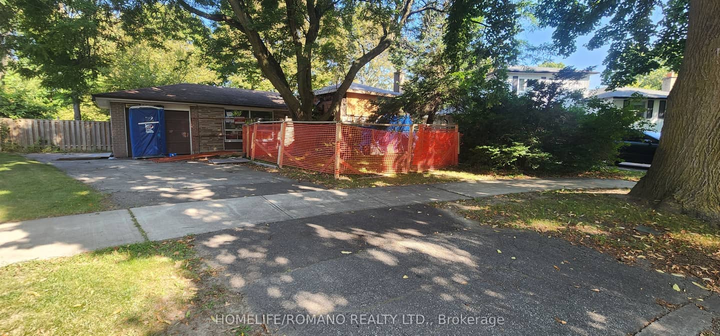 14 Threadneedle Crescent, Toronto, ON M2H 1Z4
