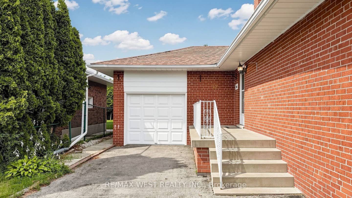 32 Allonsius Drive, Toronto, ON M9C 3N5