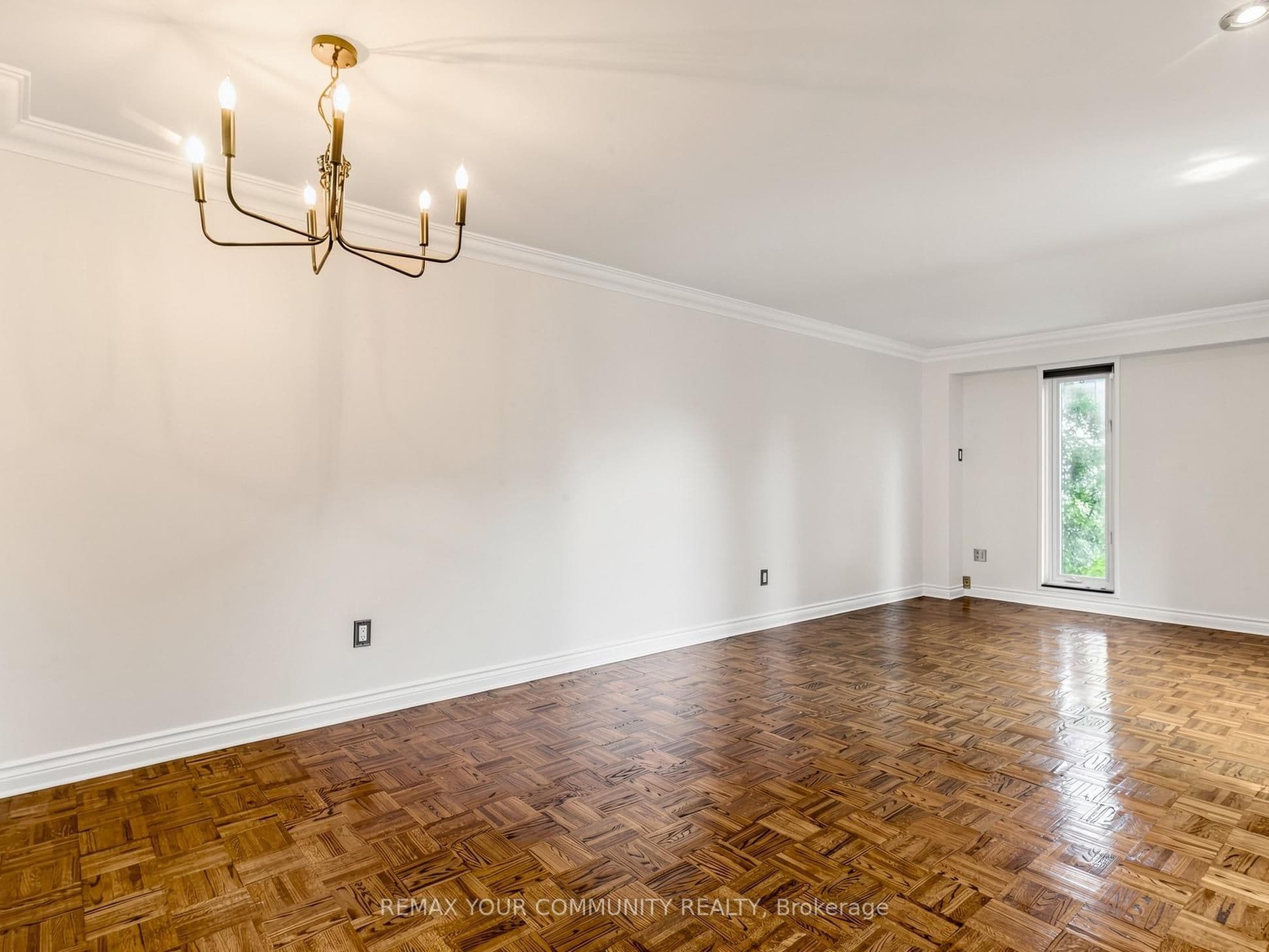 75 St. Andrews Court, Aurora, ON L4G 3B2