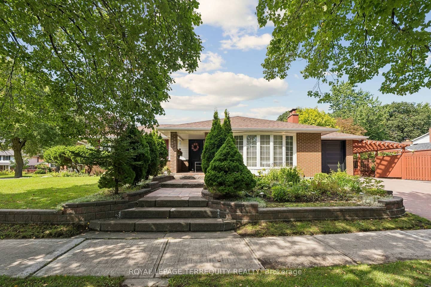 2 Richbourne Court, Toronto, ON M1T 1T6