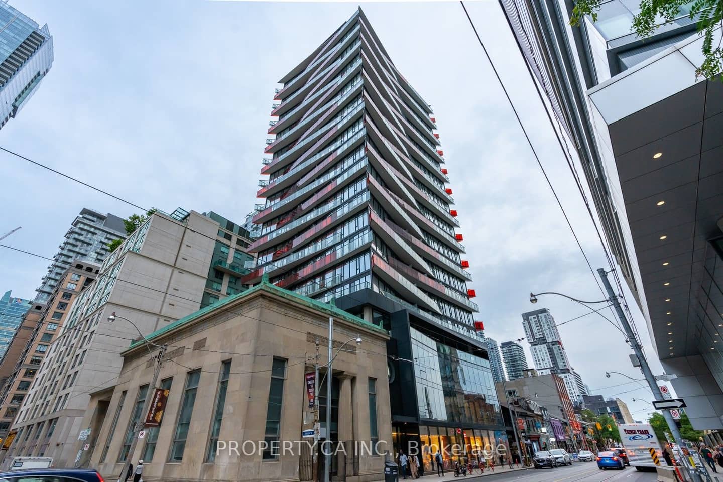 215 Queen Street W 1616, Toronto, ON M5V 0P5