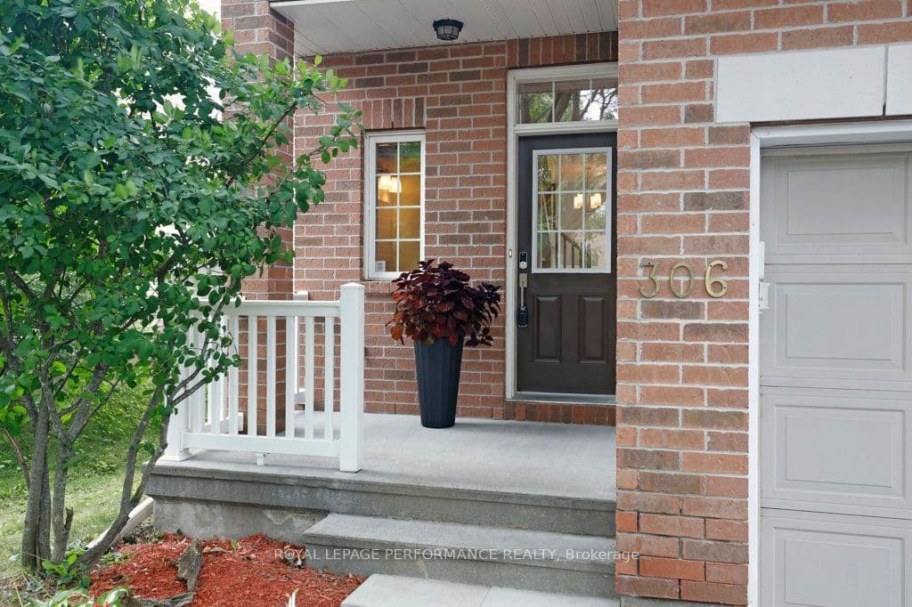 306 Waymark Crescent, Kanata, ON K2M 0A4