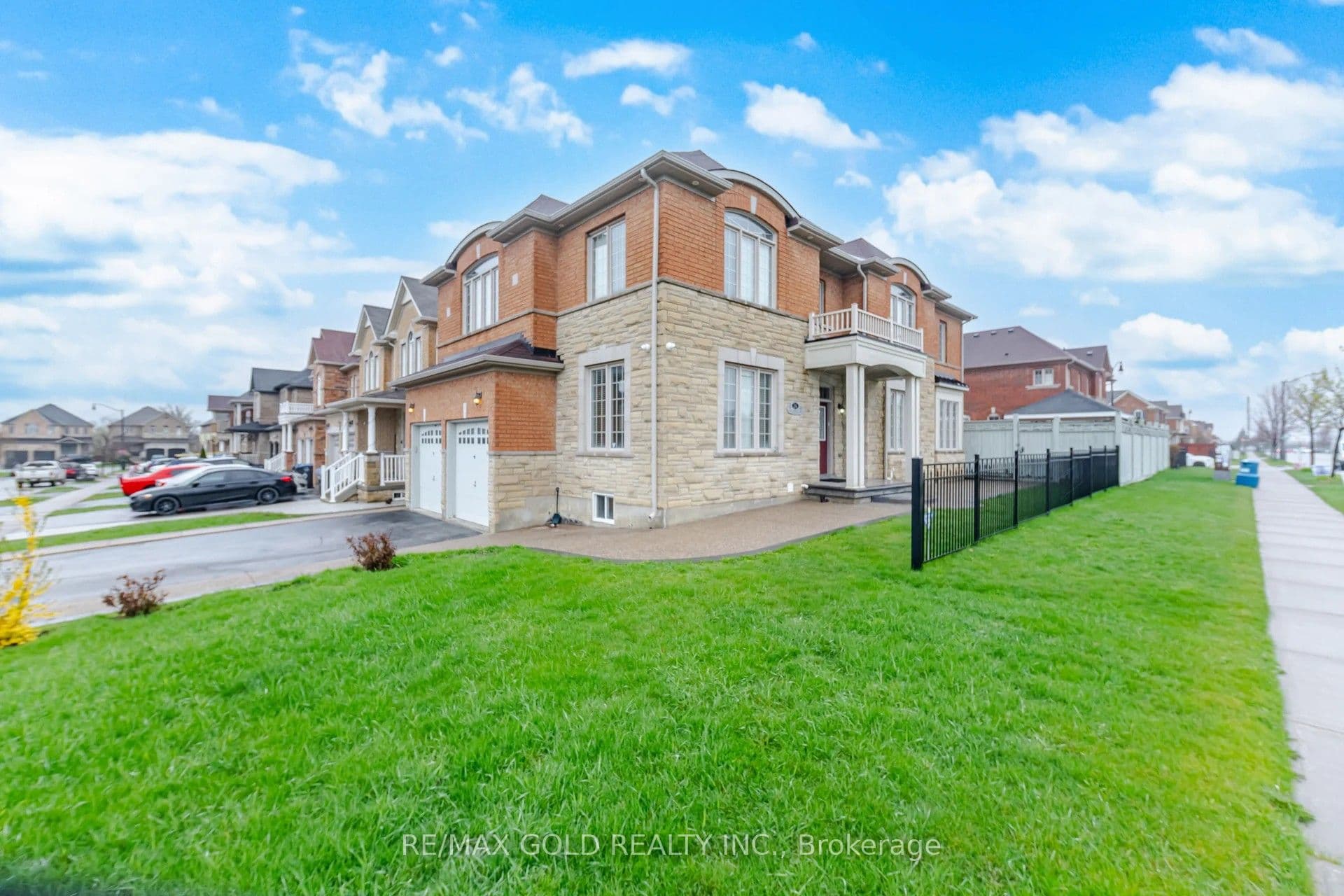 26 Drummondville Drive, Brampton, ON L6P 3M9