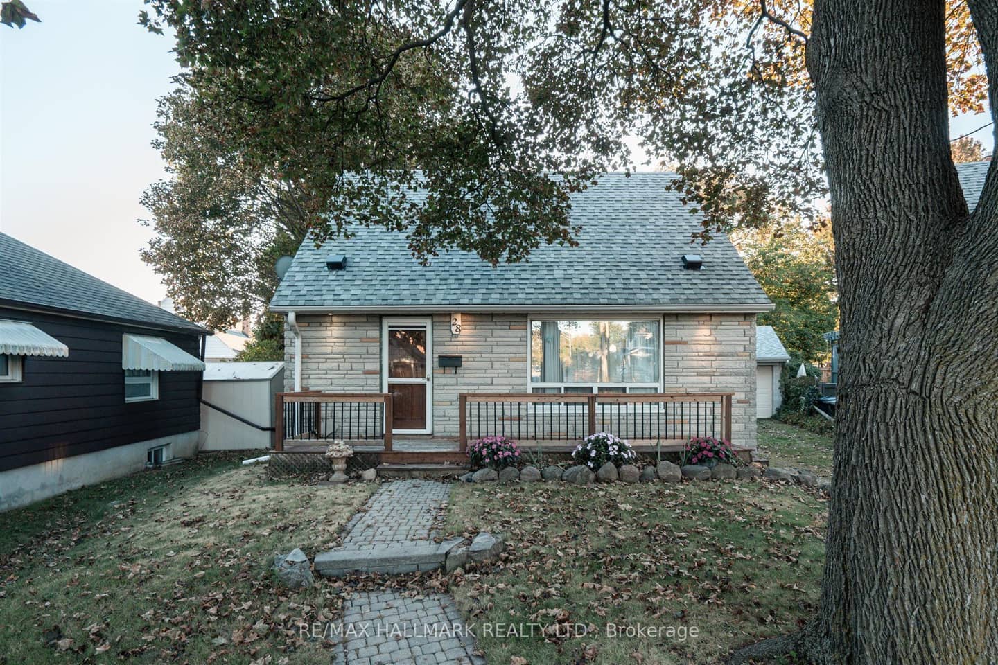 28 Finsbury Crescent, Toronto, ON M8W 2H7