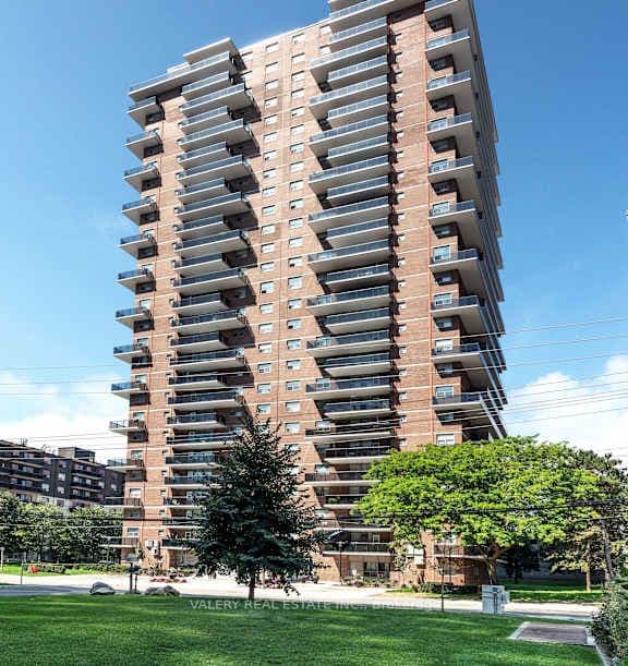 70 Park Street E 906, Mississauga, ON L5G 1M5