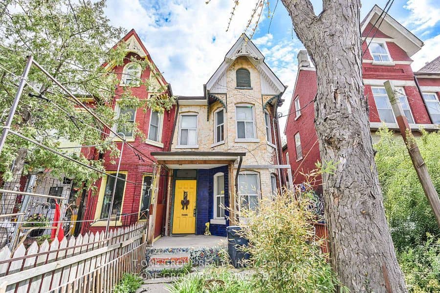 15 Kensington Avenue, Toronto, ON M5T 2J8