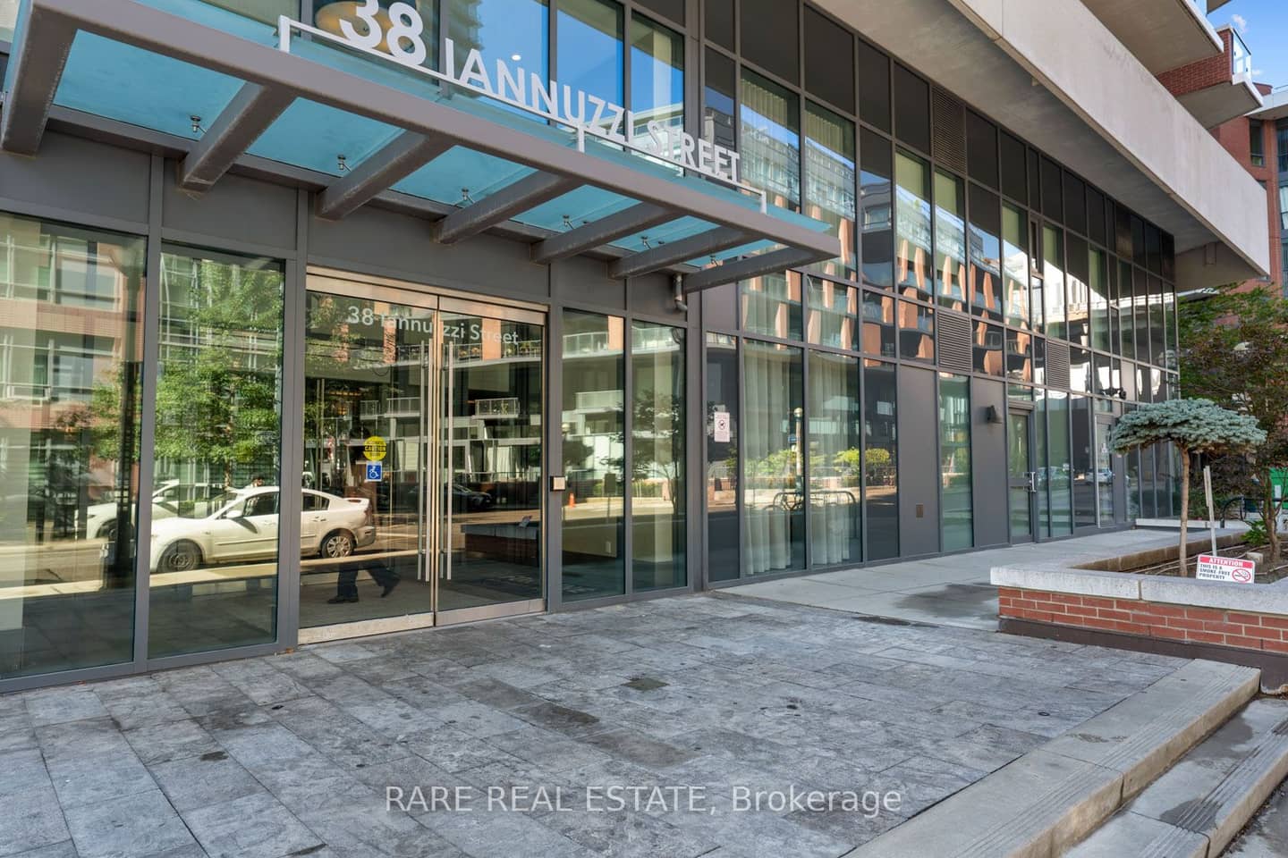 38 Ianuzzi Street 528, Toronto, ON M5V 0E8