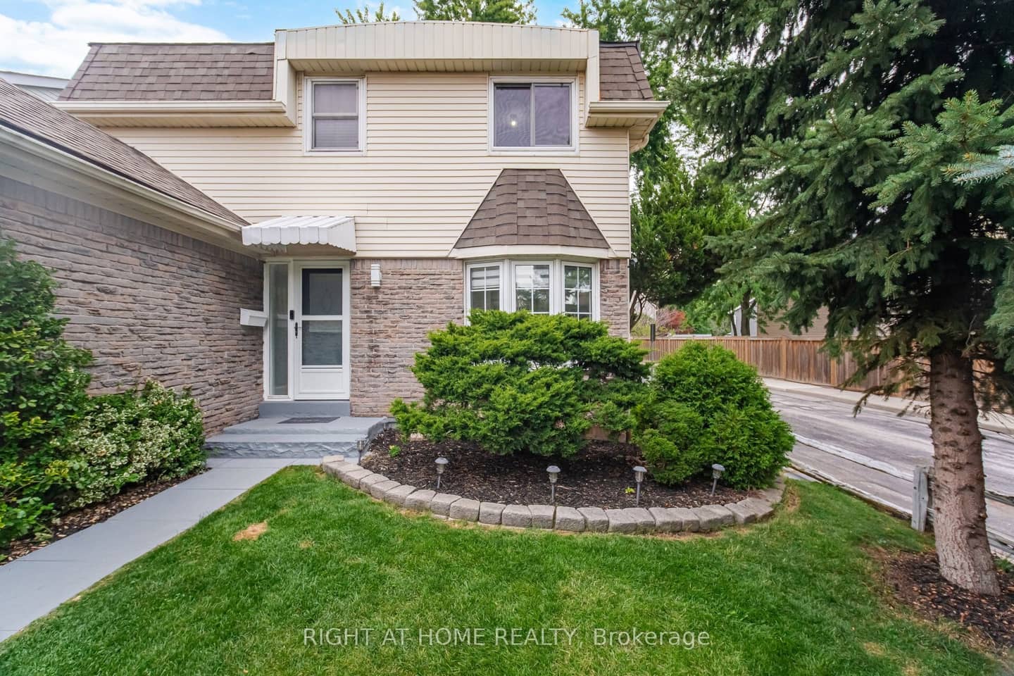 1527 Forestdale Court, Oakville, ON L6H 3A1