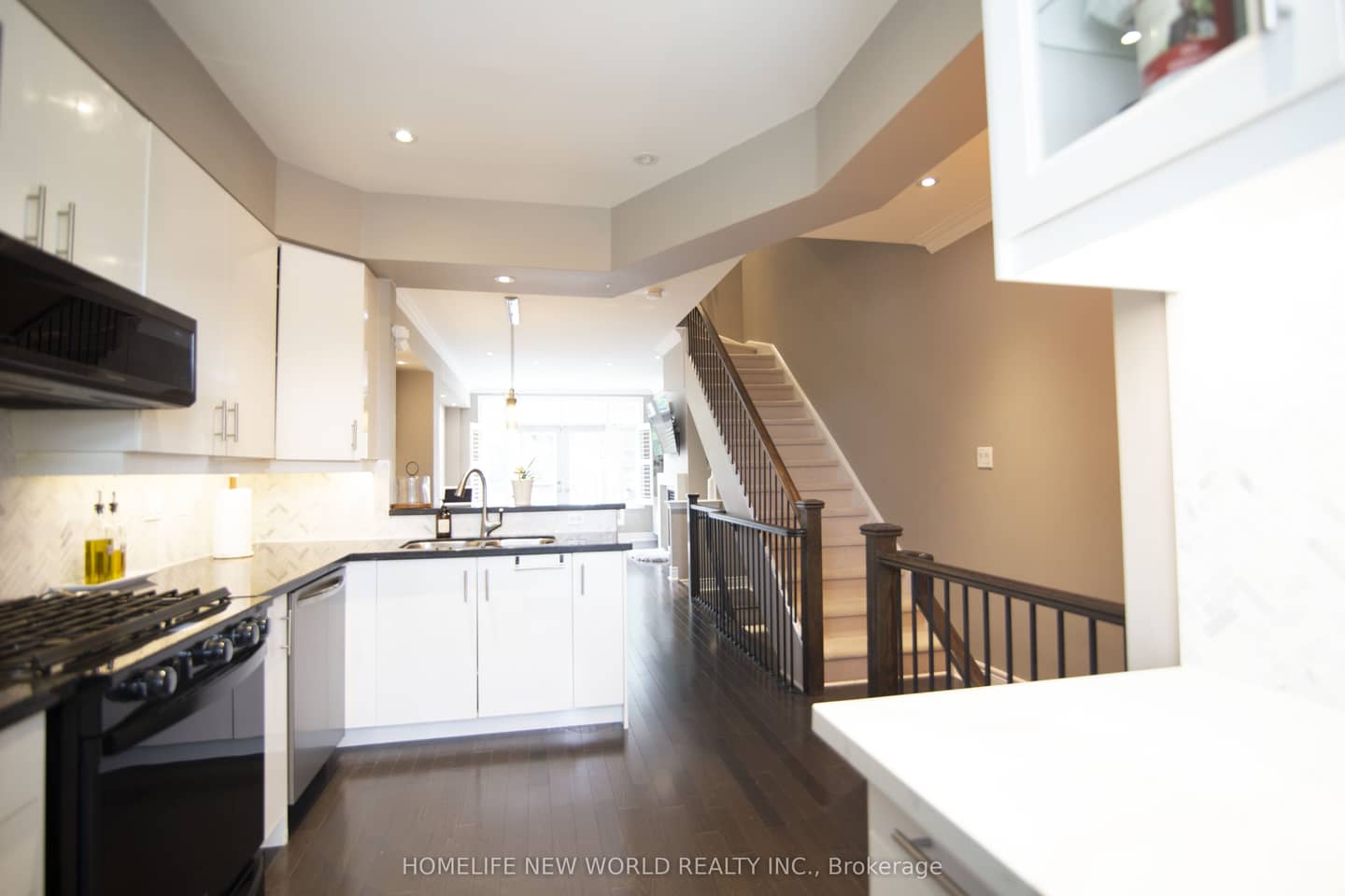 585A Oxford Street, Toronto, ON M8Y 1E6