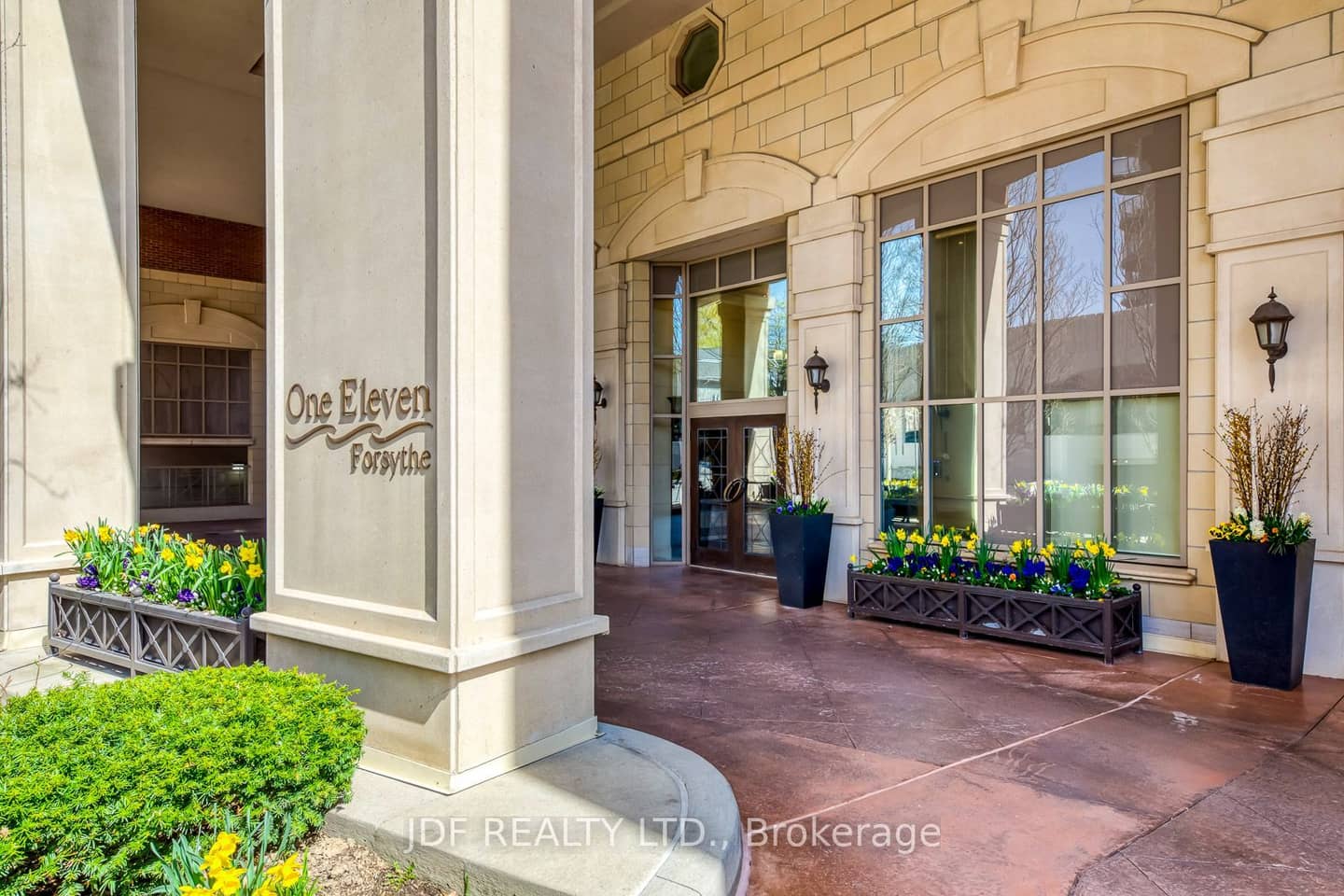 111 Forsythe Street 402, Oakville, ON L6K 3J9