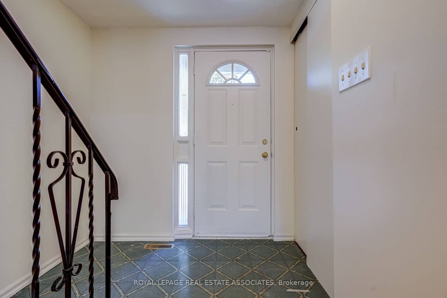 215 Mississauga Valley Boulevard, Mississauga, ON L5A 3G2