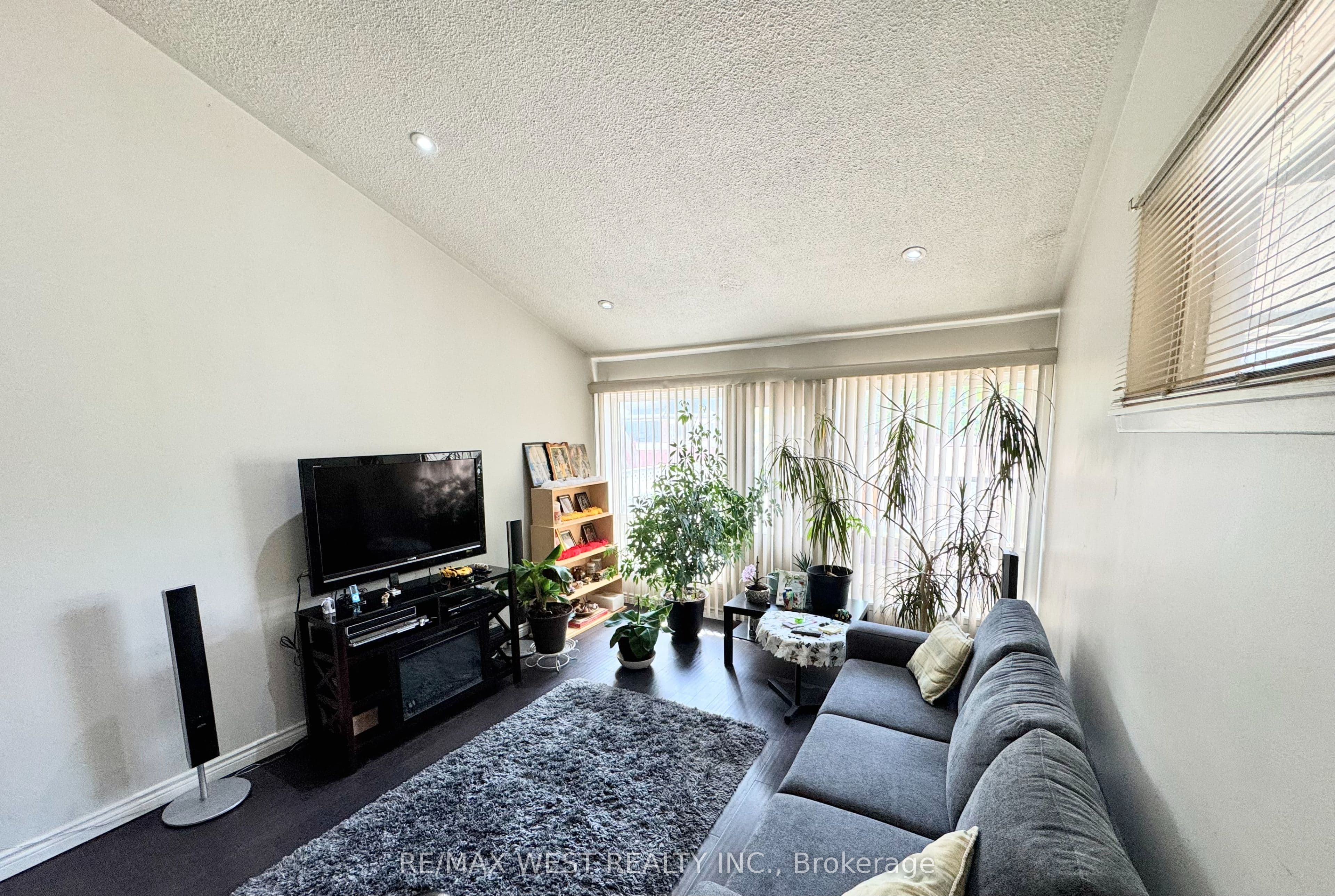 260 John Garland Boulevard 234, Toronto, ON M9V 1N8