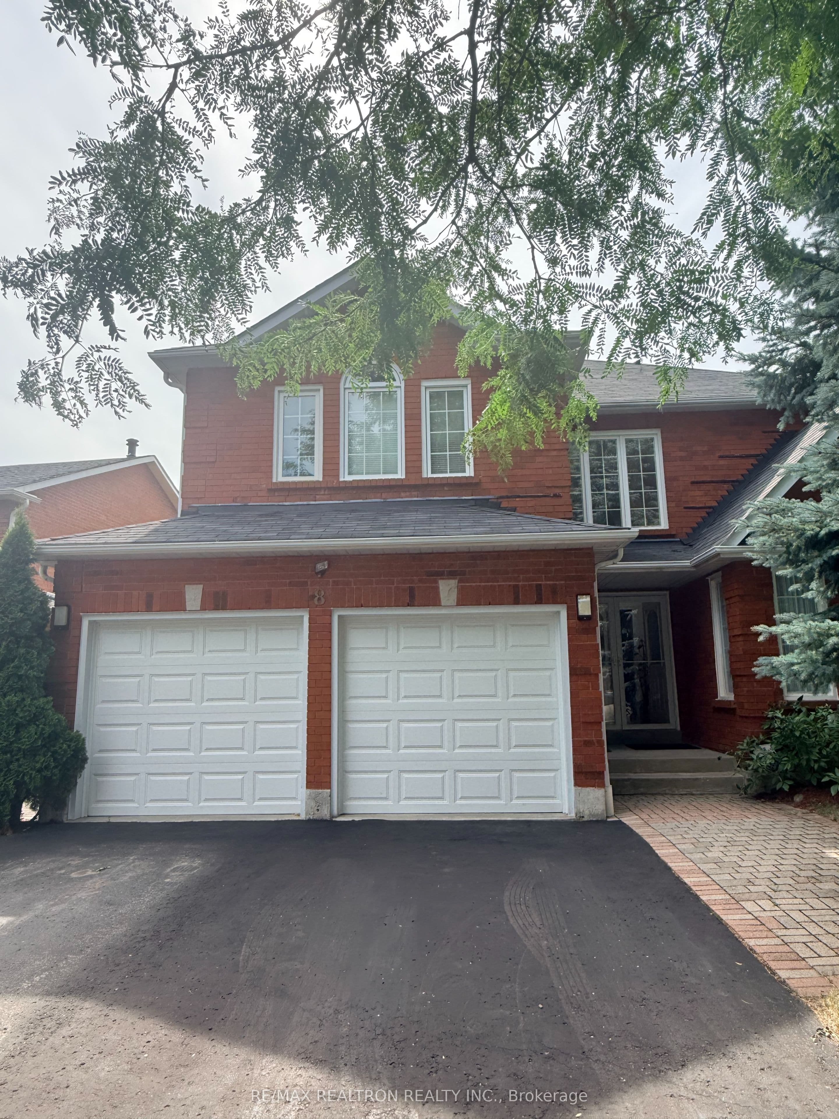 8 Waterdown Crescent, Whitby, ON L1R 1Z1