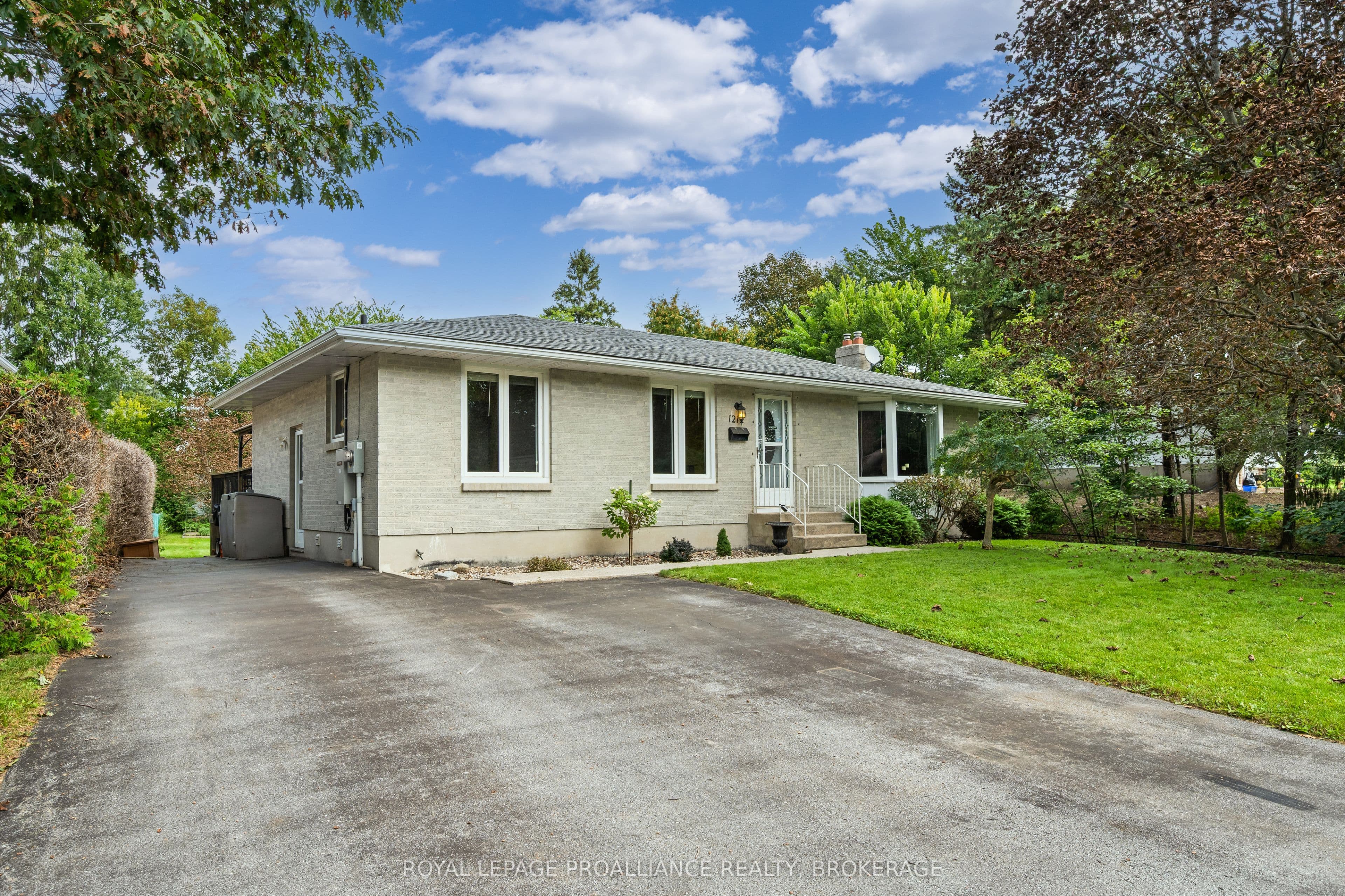 1212 Prince Charles Drive, Kingston, ON K7M 5K1