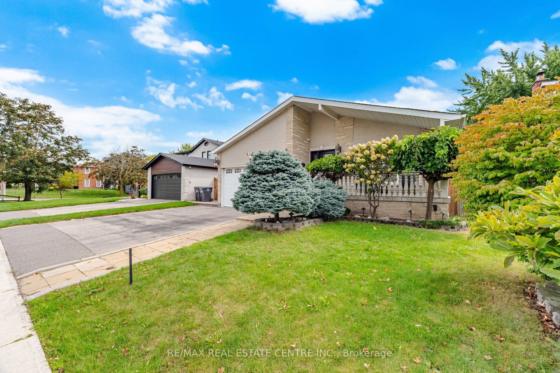 1876 Bough Beeches Boulevard, Mississauga, ON L4W 2J3