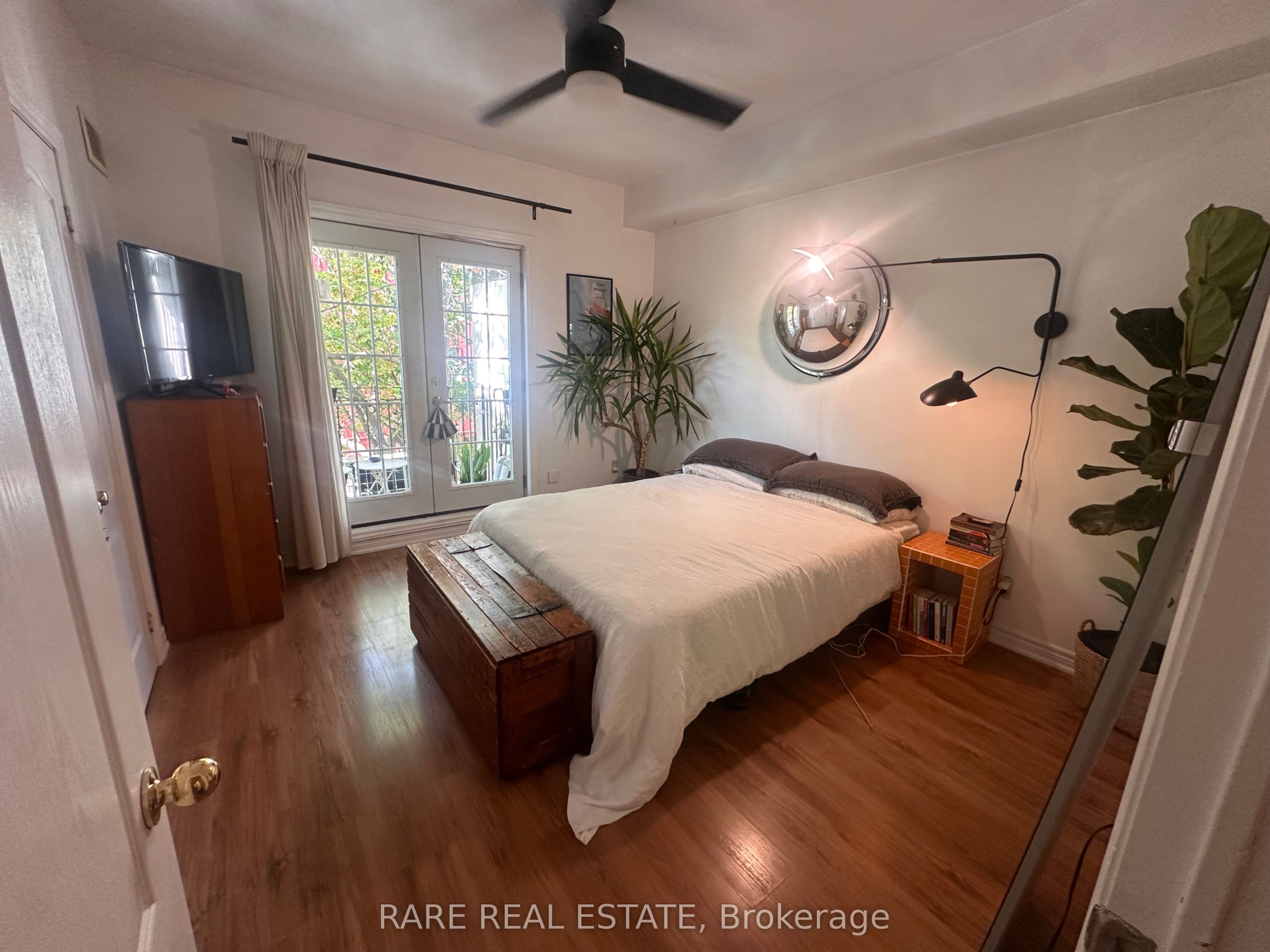 198 Augusta Avenue 3, Toronto, ON M5T 2L6