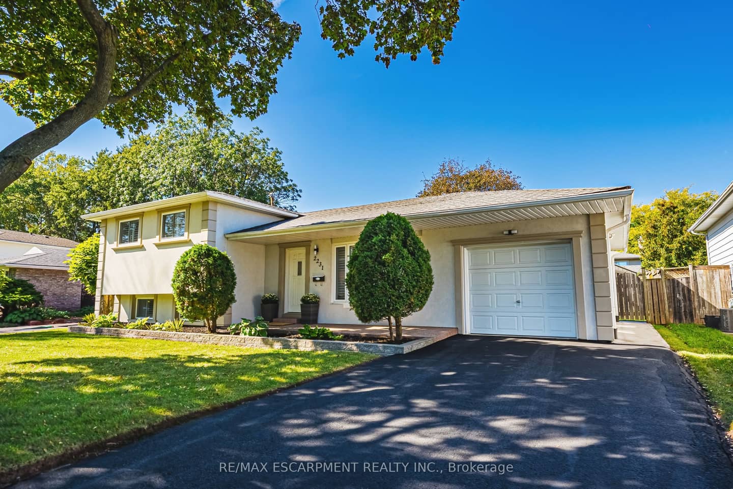 2231 Urwin Crescent, Oakville, ON L6L 2T3