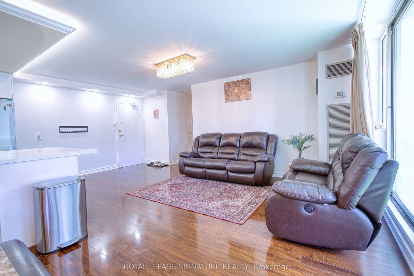 3590 Kaneff Crescent 503, Mississauga, ON L5A 3X3
