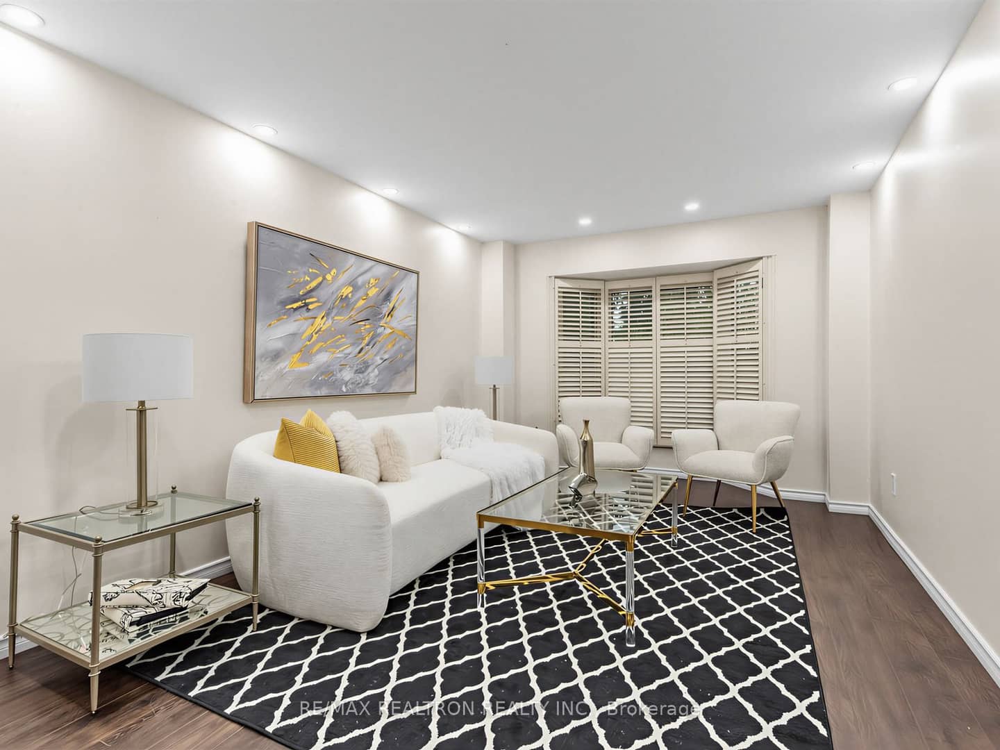 328 Salisbury Lane, Newmarket, ON L3Y 8A6
