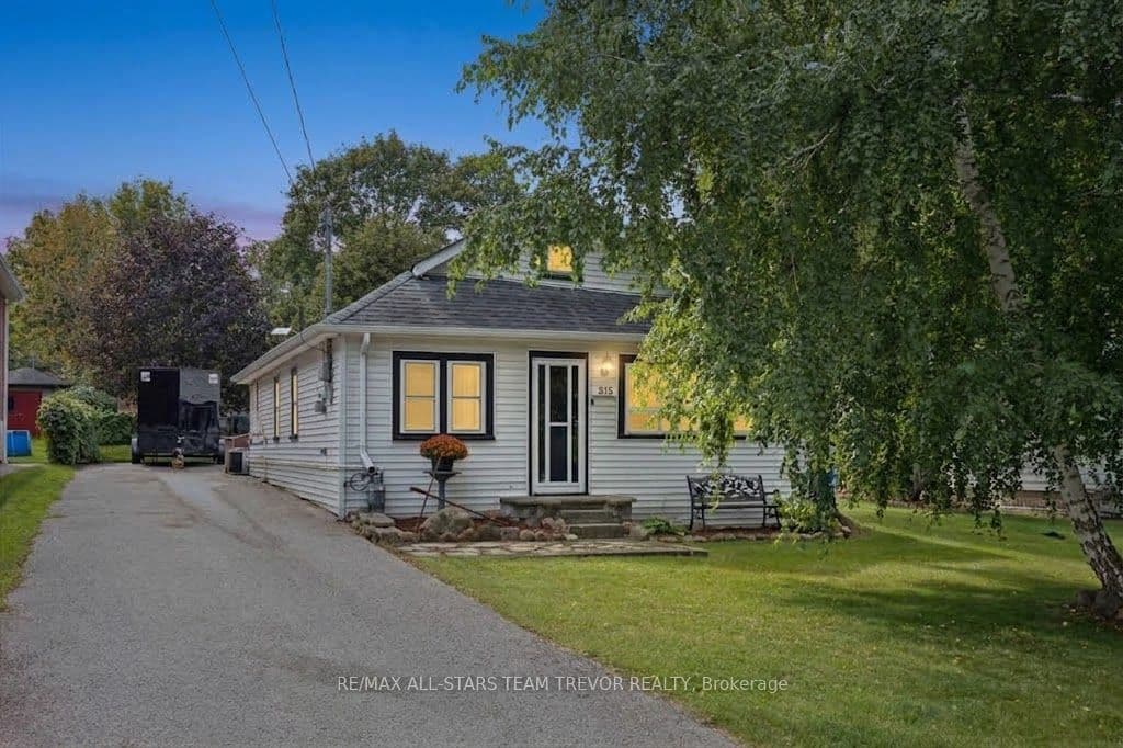 215 Elm Avenue, Georgina, ON L4P 2V2