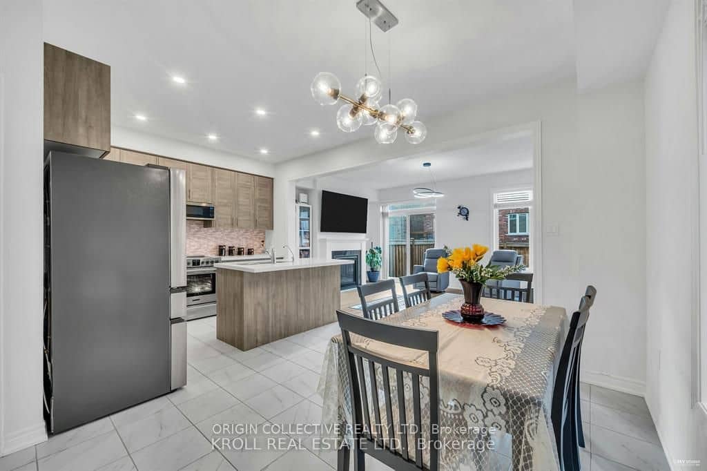 26 Frederick Taylor Way, East Gwillimbury, ON L0G 1M0