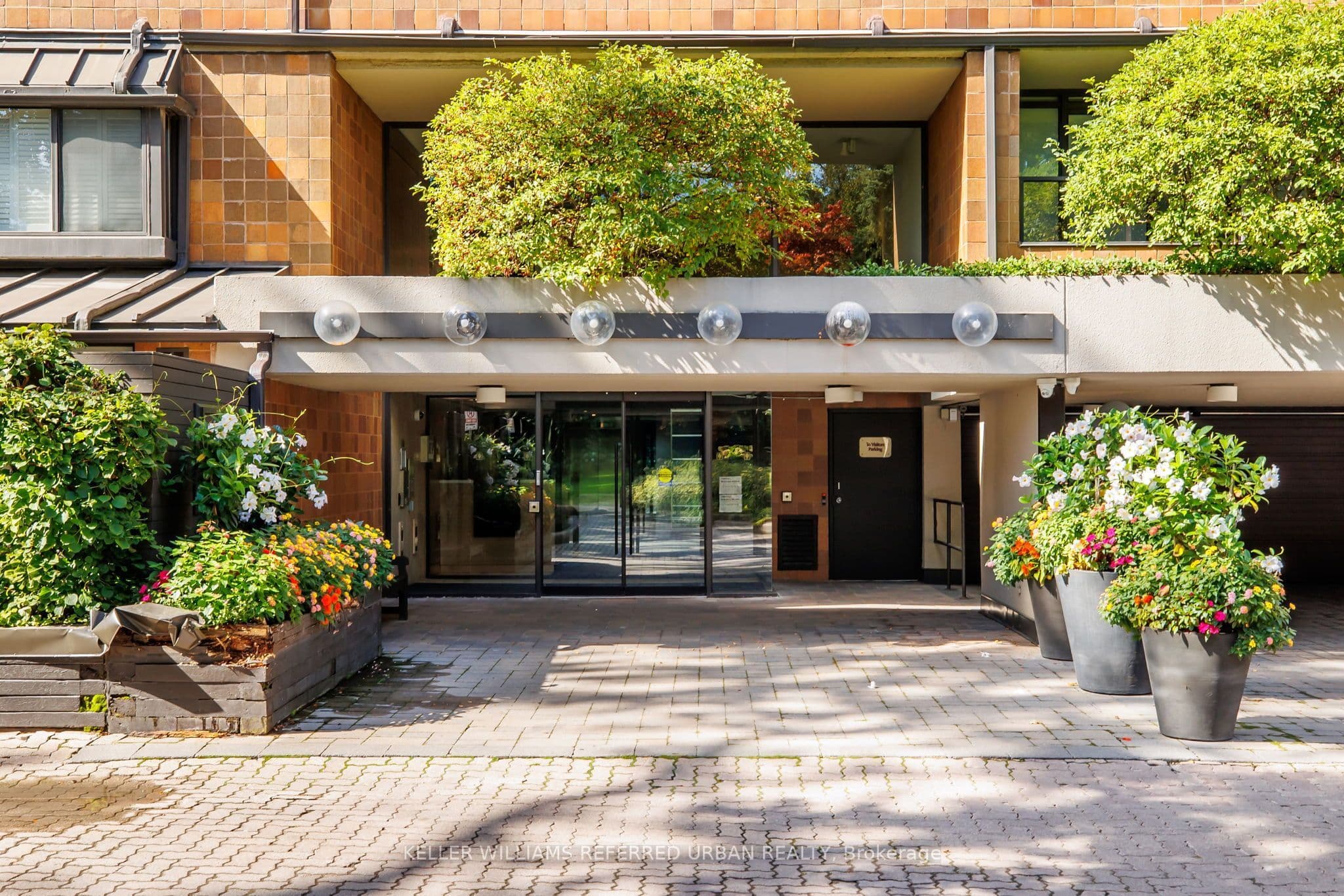40 Oaklands Avenue 321, Toronto, ON M4V 2Z3