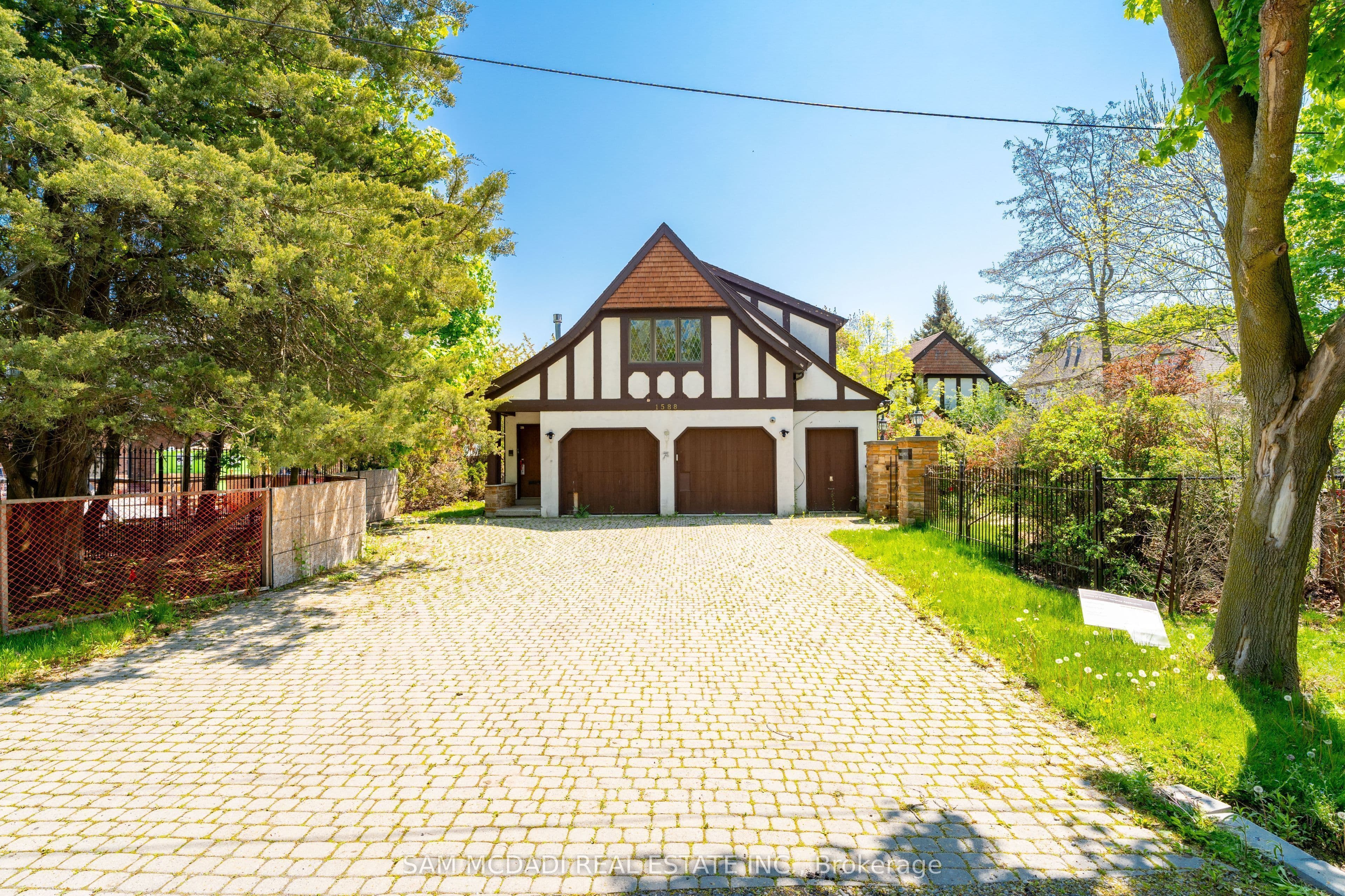 1588 Watersedge Road, Mississauga, ON L5J 1A4