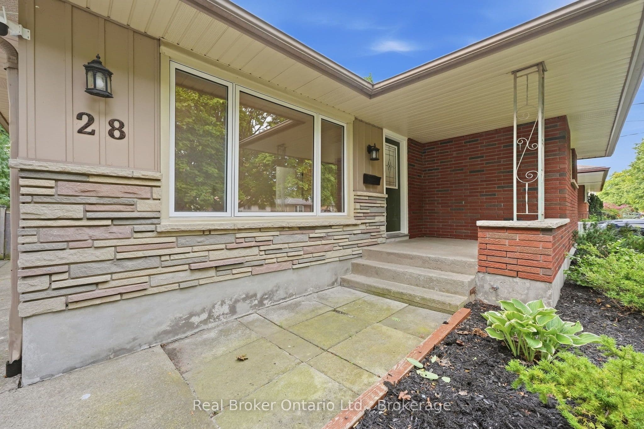 28 BRENTWOOD Drive, St. Catharines, ON L2M 4M2
