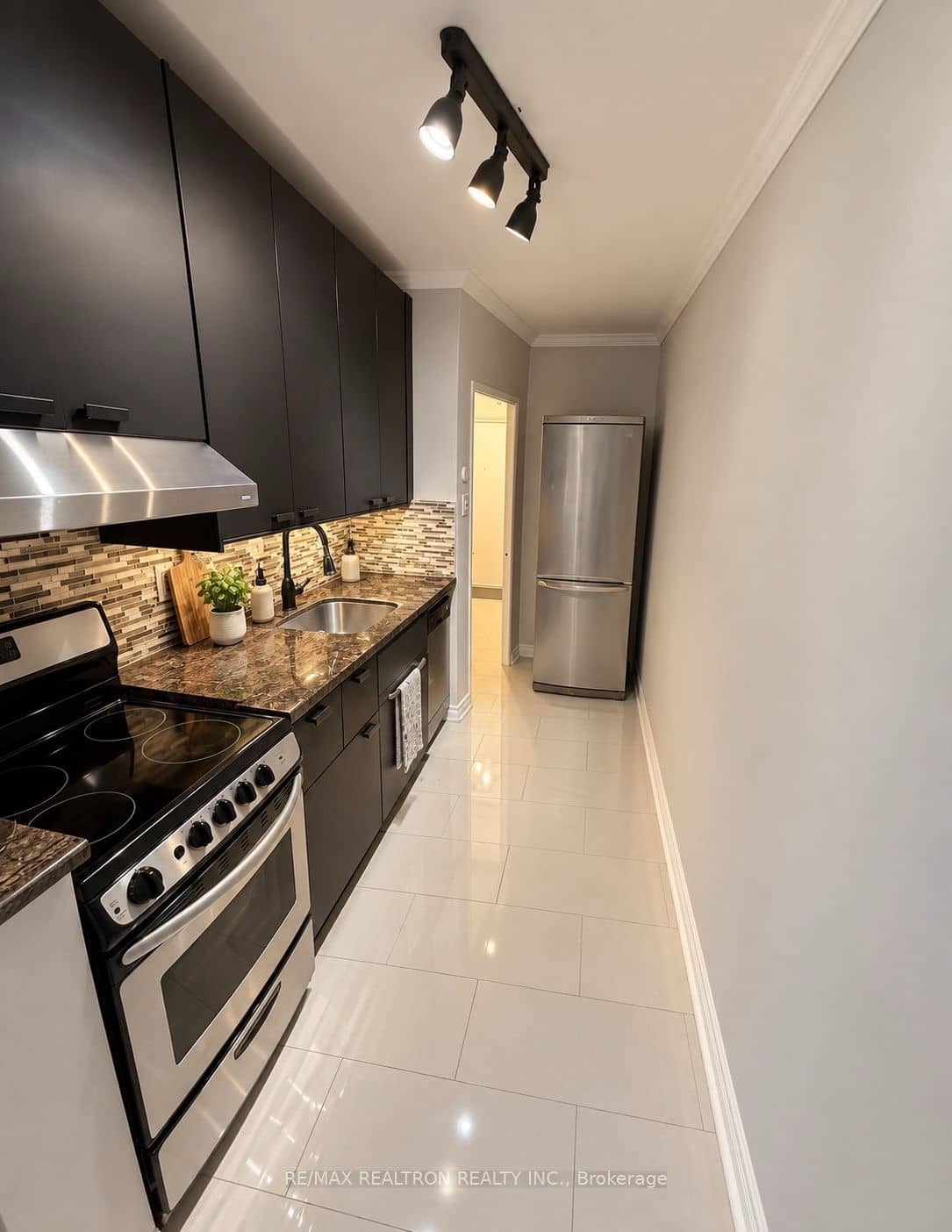 2 Ridelle Avenue 106, Toronto, ON M6B 1H4