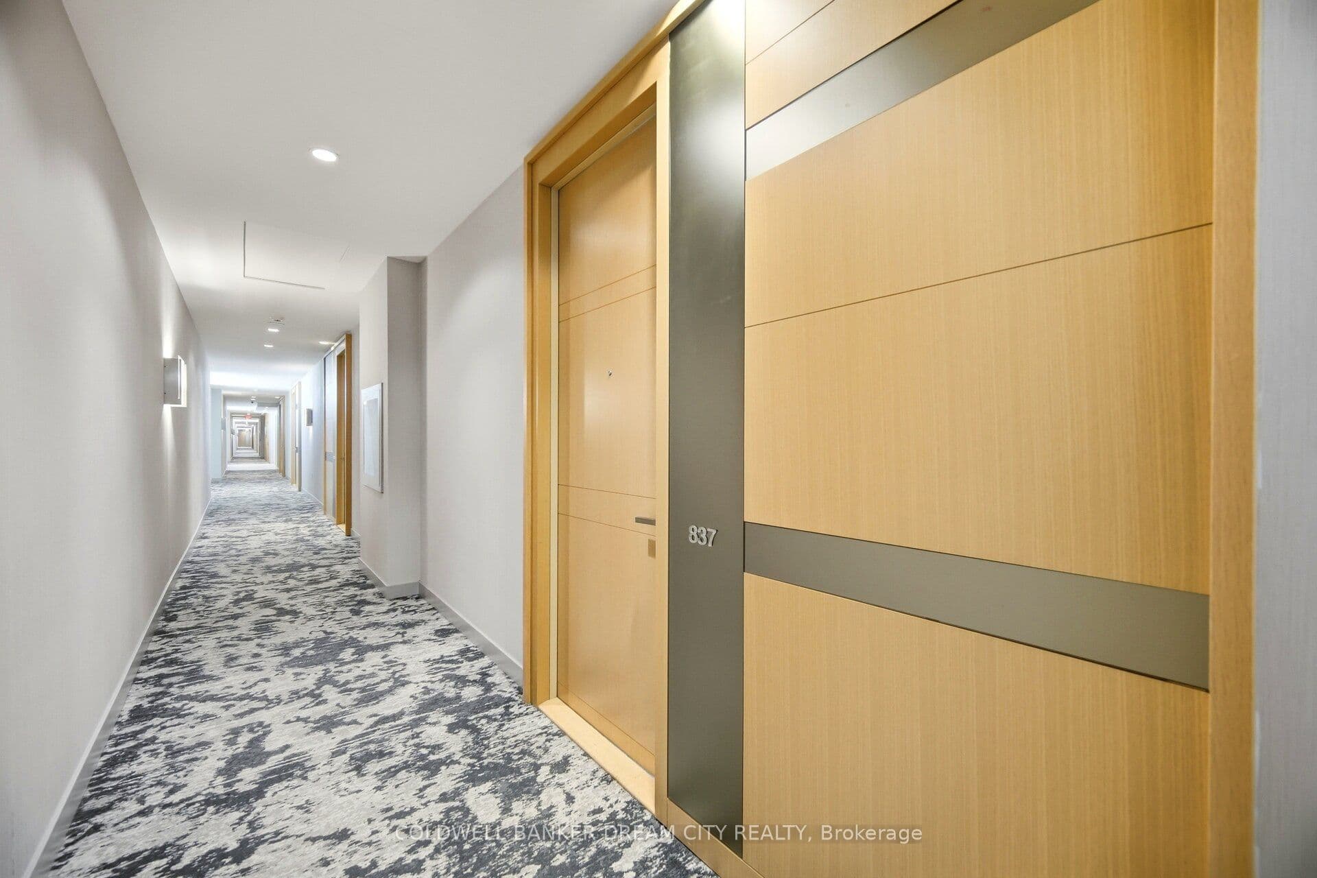 39 Queens Quay E 837, Toronto, ON M5E 0A4