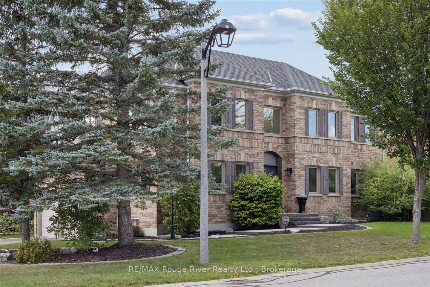 10 Windbreak Crescent, Whitby, ON L1P 1P8