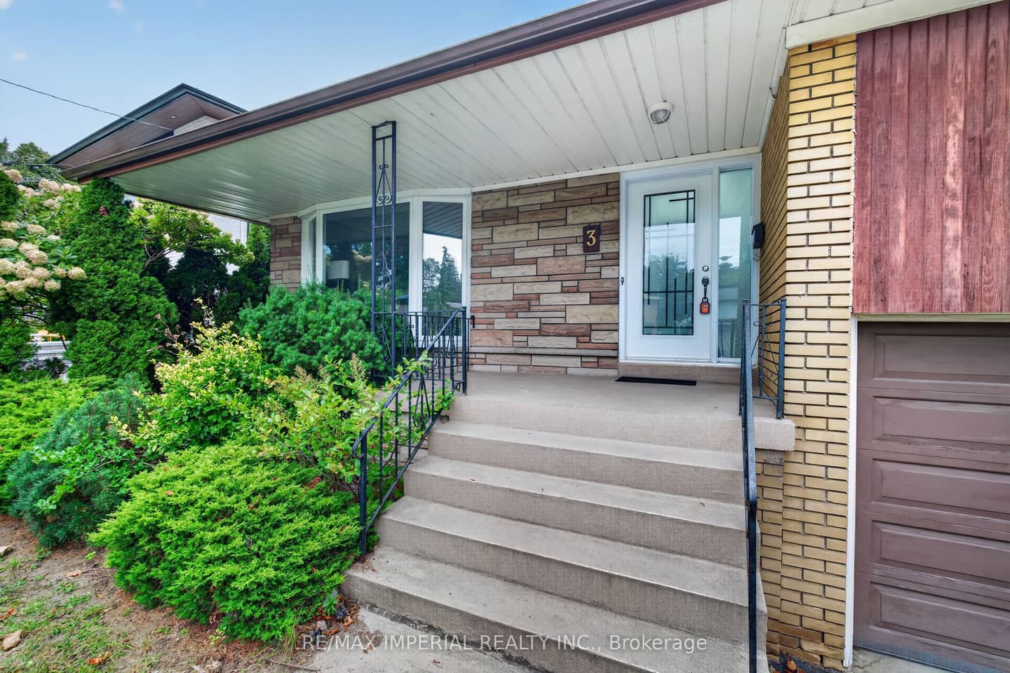 3 Minstrel Drive, Toronto, ON M8Y 3G3