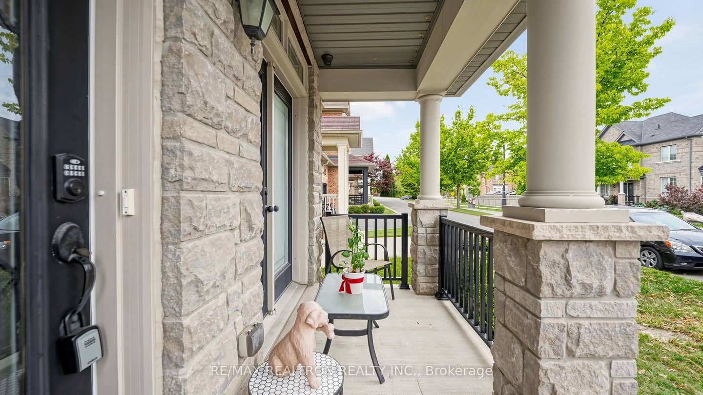 27 Pelham Drive, Vaughan, ON L4H 3Z8