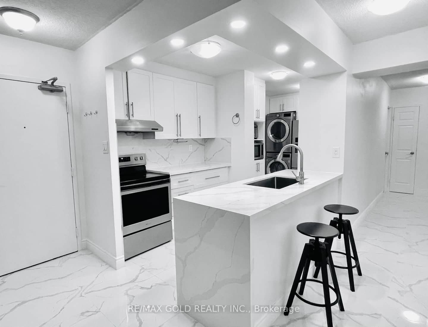390 Dixon Road 1611, Toronto, ON M9R 1T4