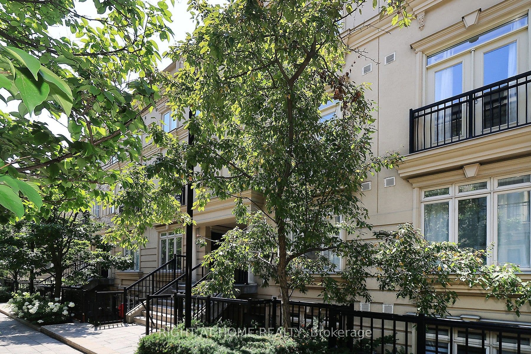 88 Carr Street 19, Toronto, ON M5T 1B7