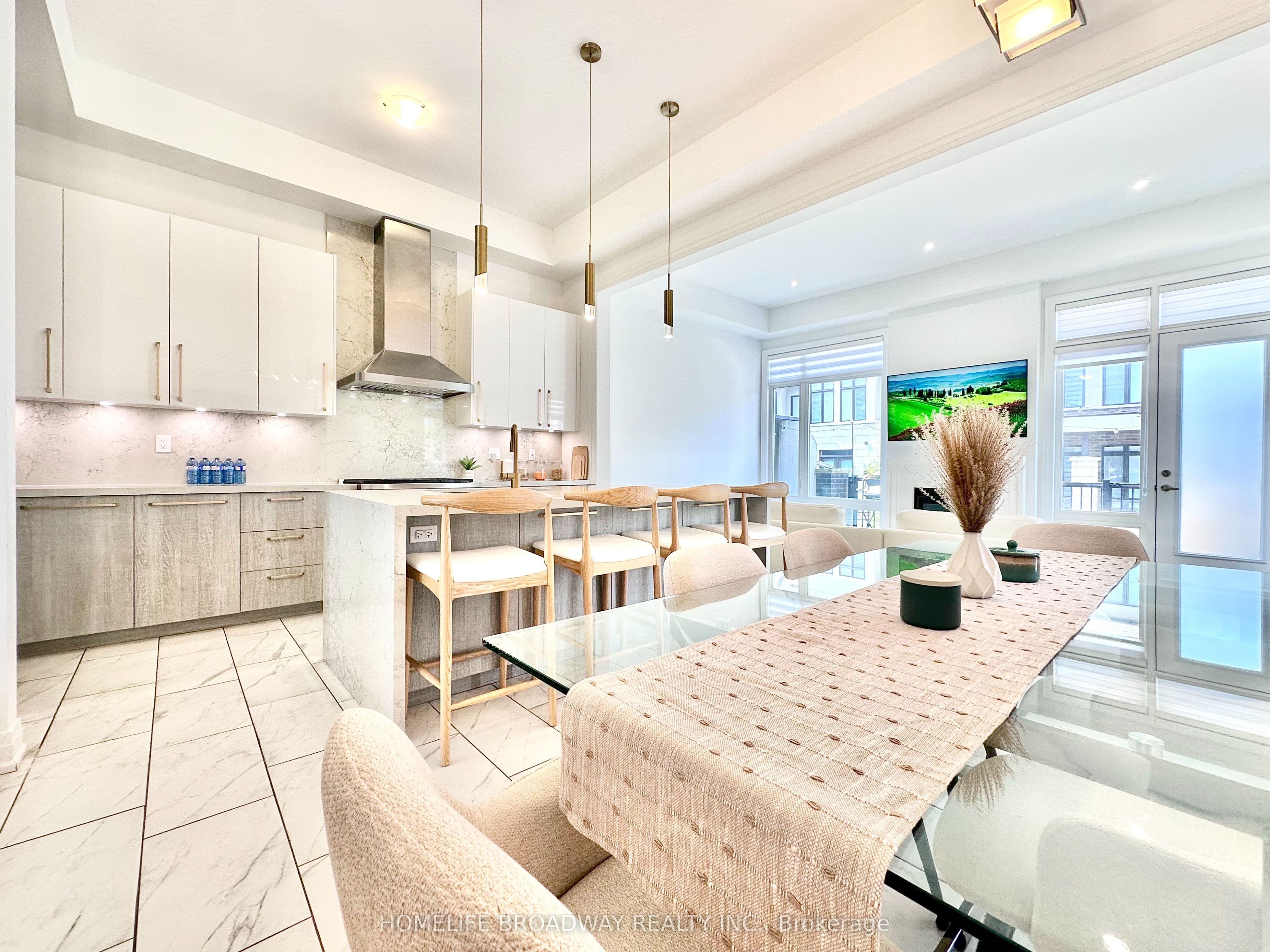 300 King Road, Richmond Hill, ON L4E 1H4