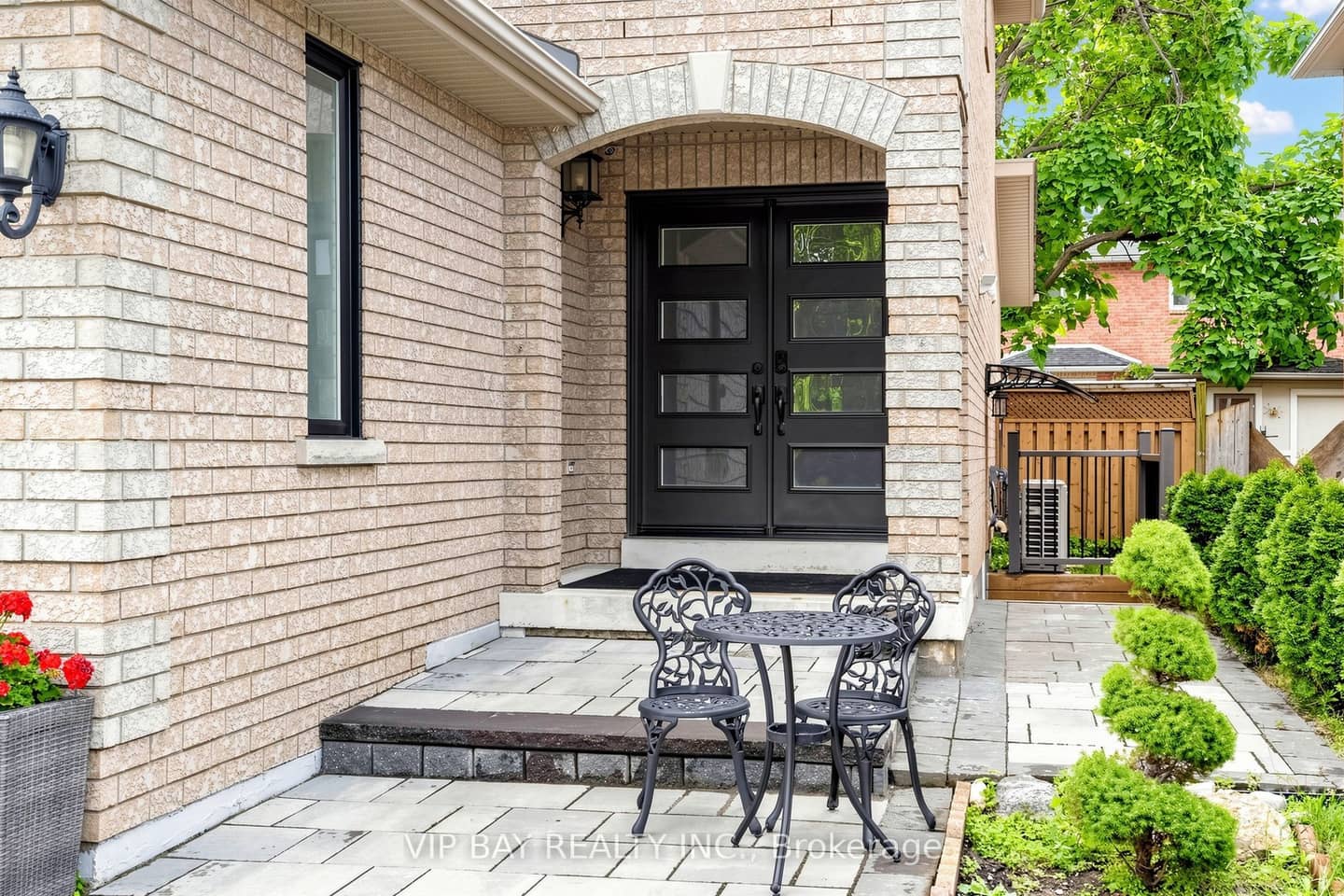 77 Amberview Drive, Georgina, ON L4P 3Y3