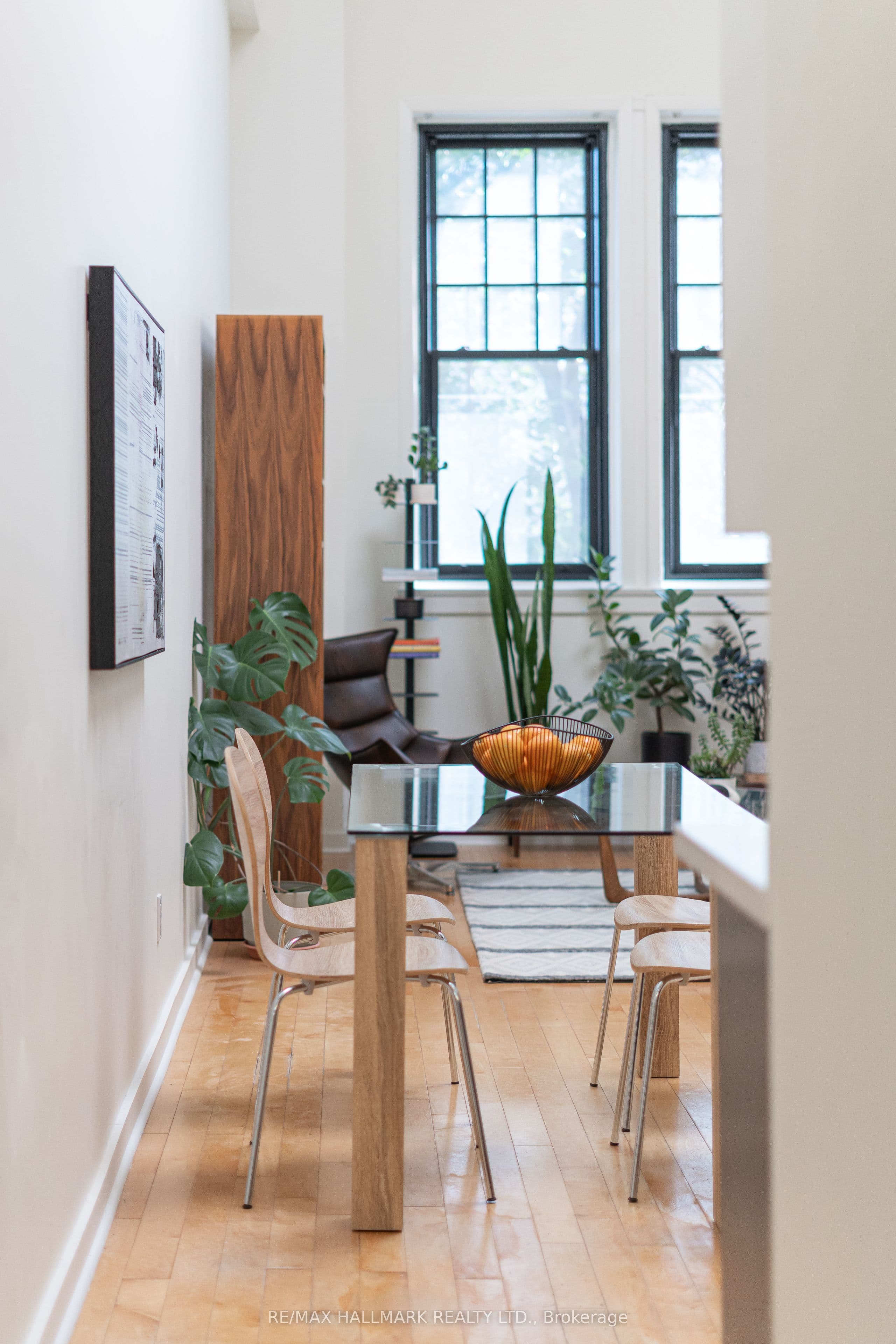 394 Euclid Avenue 205, Toronto, ON M6G 2S9