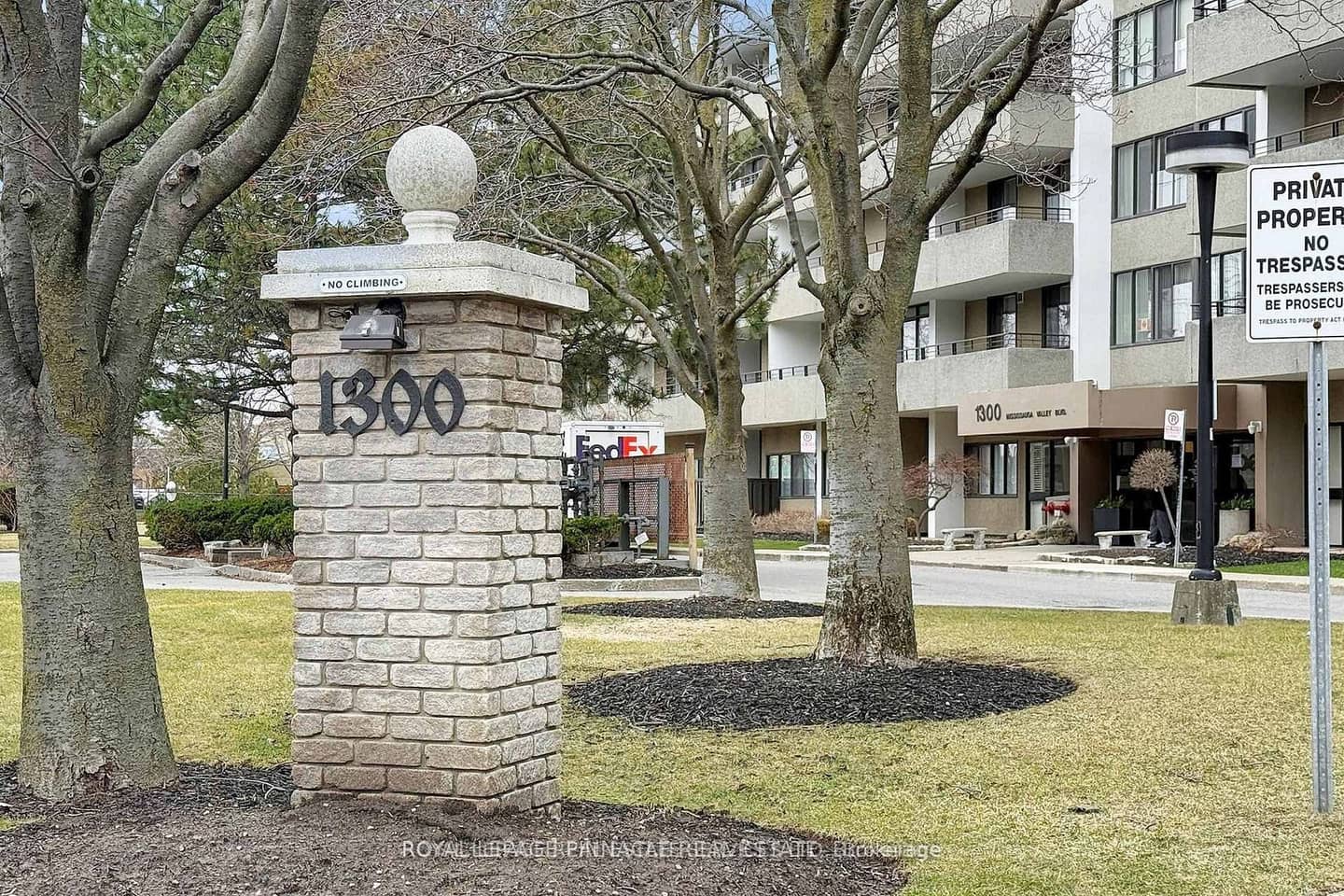 1300 Mississauga Valley Boulevard 902, Mississauga, ON L5A 3S9