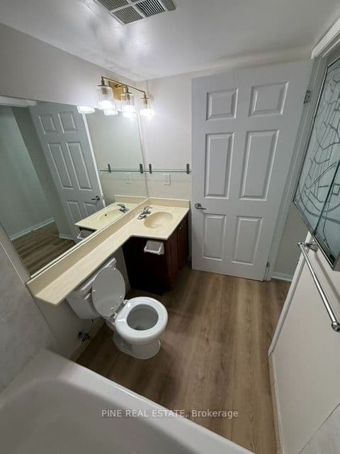 230 Queens Quay 1119, Toronto, ON M5J 2X1